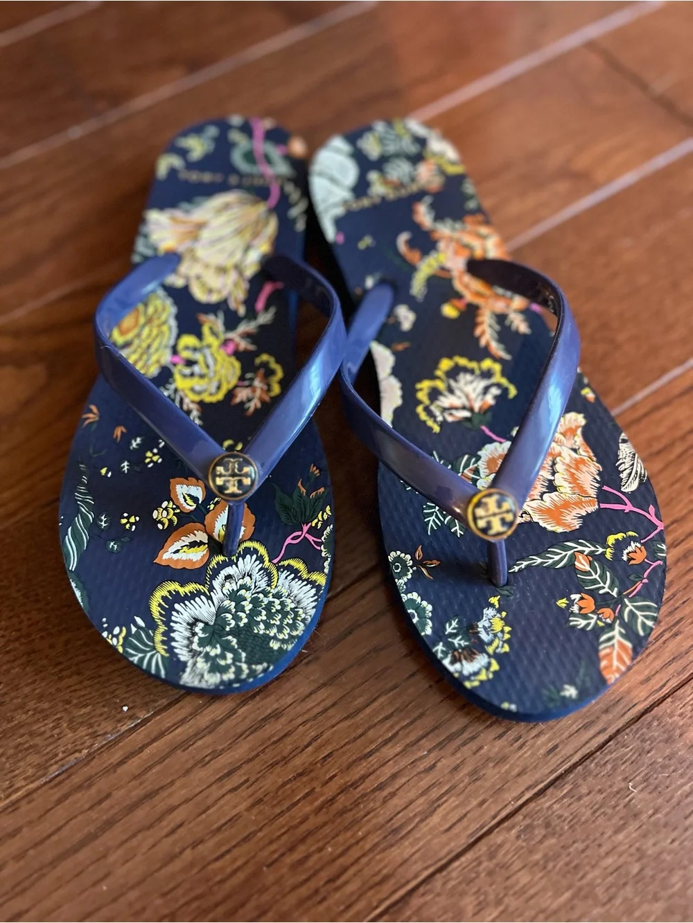 Women’s Tory Burch Navy Floral Flip Flop Sandals. Size 6. Perfect for Summer.